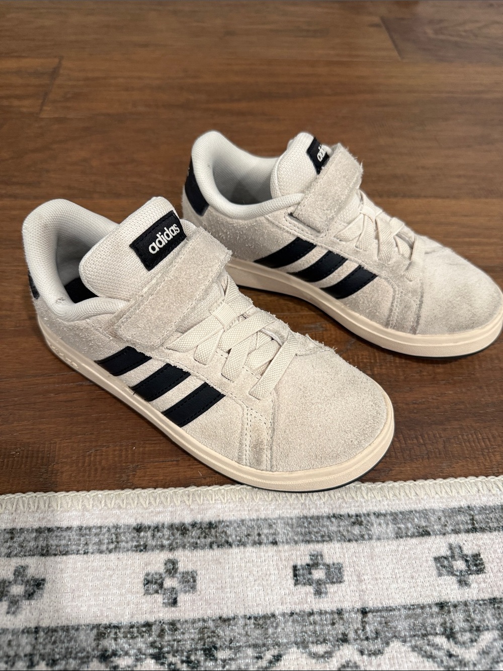 adidas grand court 00’s Kids' Beige Suede Sneakers with Black Stripes